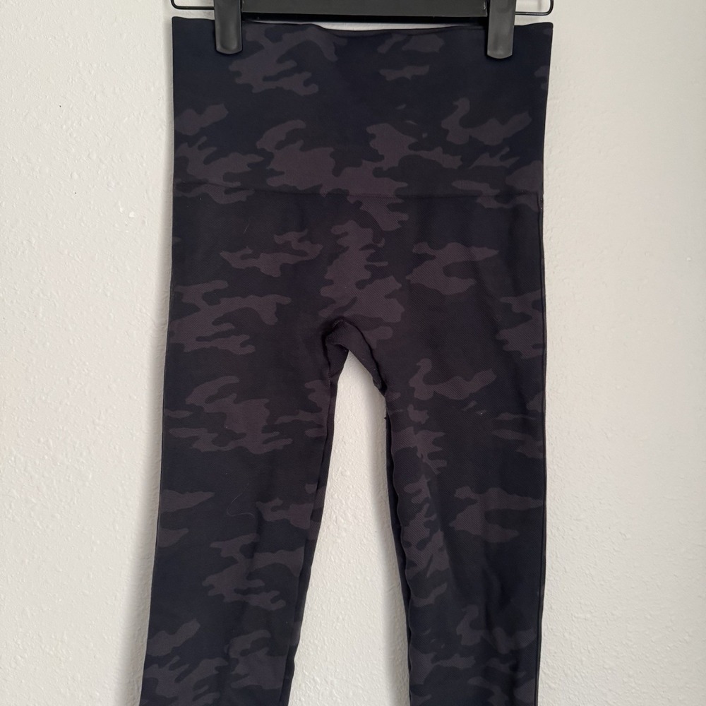 SPANX Womens Small Look at Me Now Seamless Leggings Black Camo